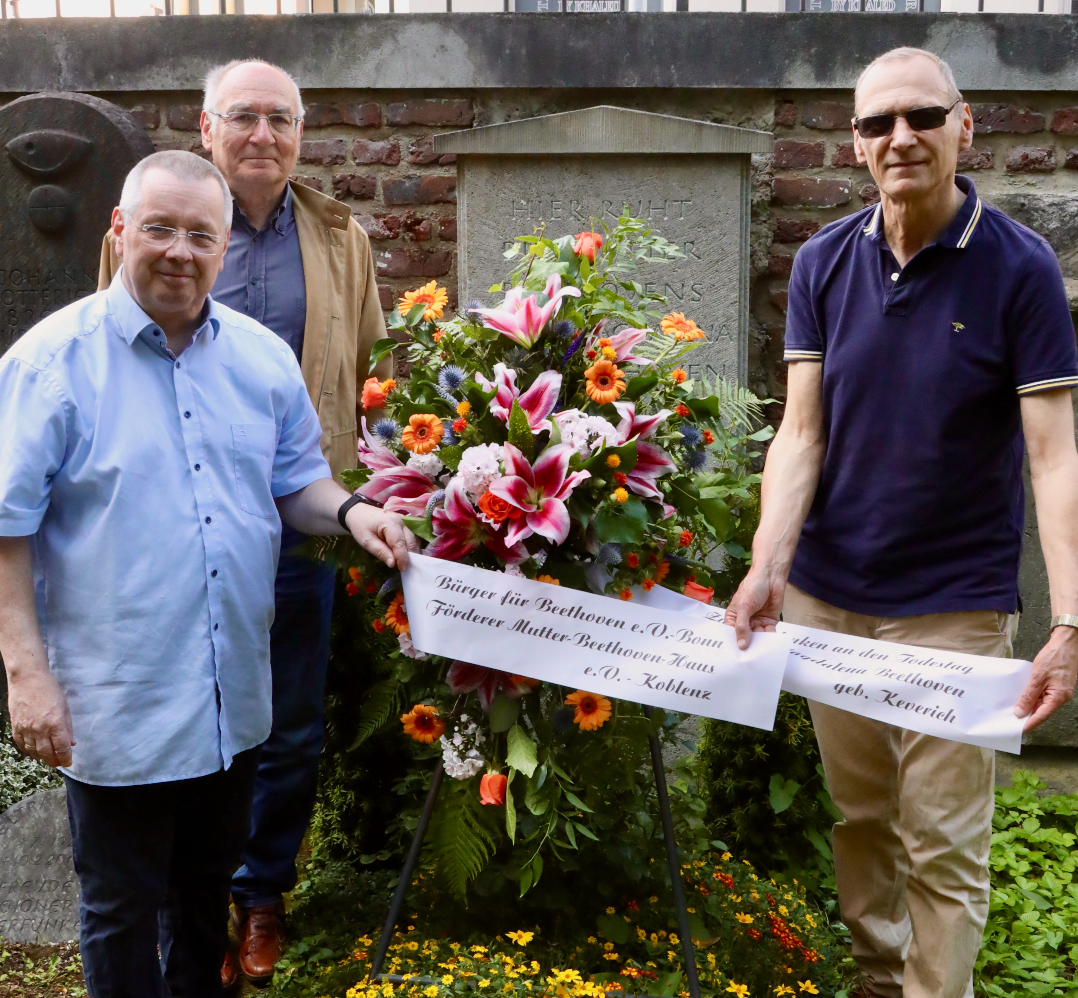 Stephan Eisel, Norbert Simon und Frank Wittwer am Grab der Mutter Beethovens auf dem Alten Friedhof in Bonn