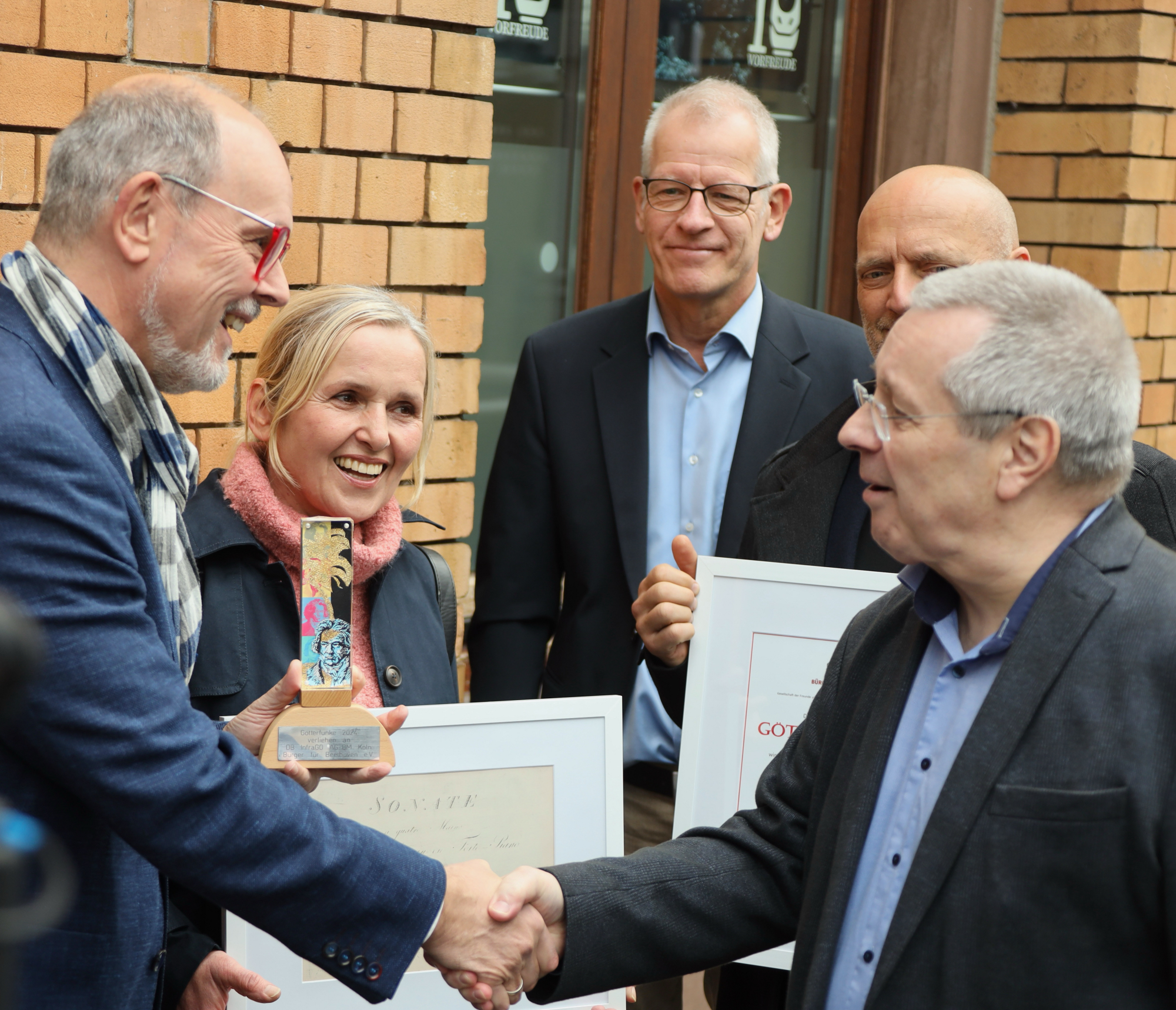 Stephan Eisel (rechts) gratuliert Kai Rossmann (links) zum Gtterfunken. In der Mitte: Marzena Schmidt, Hans Christoph Pakleppa und Clemens Schmidt