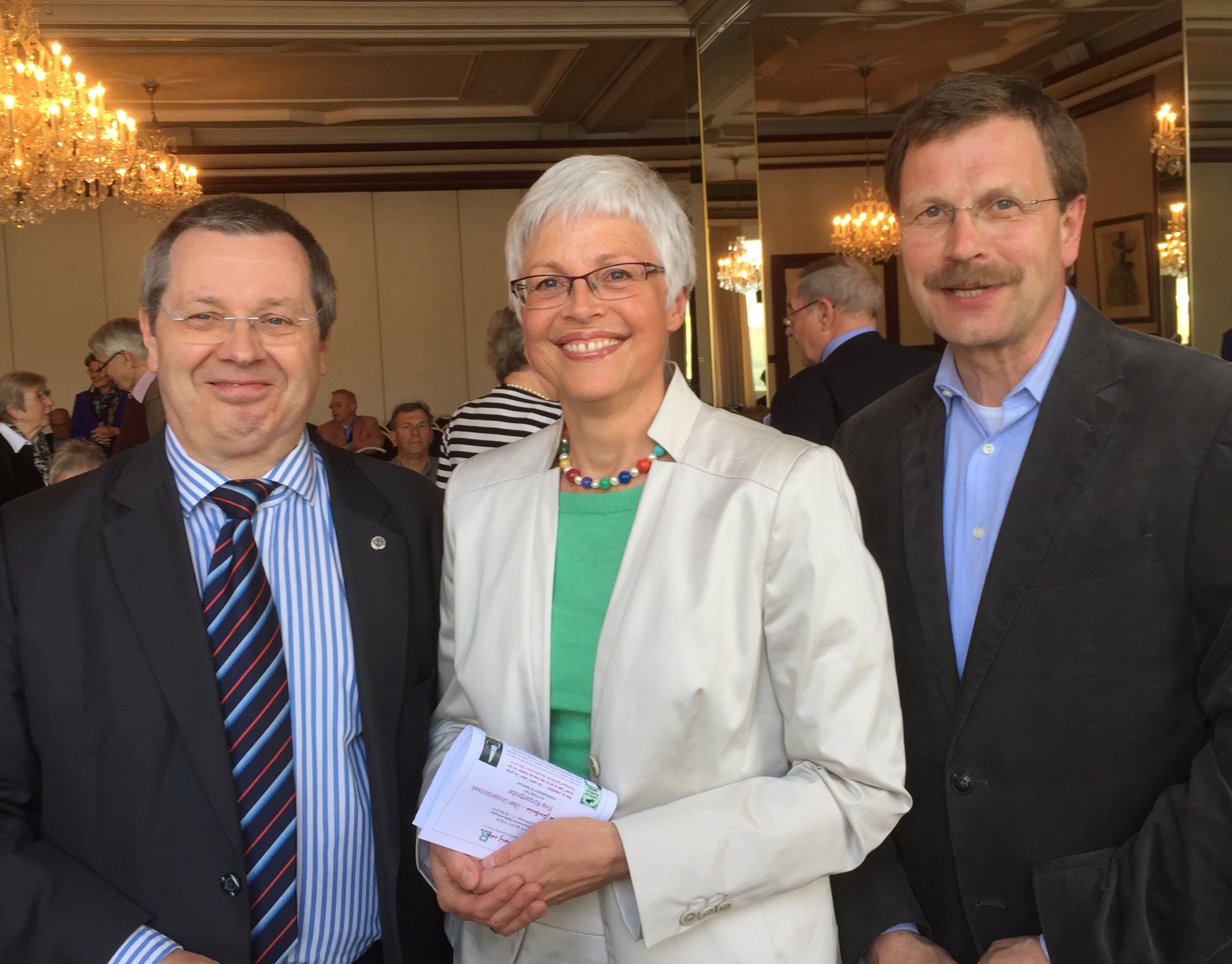 Die neuen Vorstandsmitglieder Annette Schwolen-Flmann (Mitte) und Roland Nestler (rechts)  mit dem Vorsitzenden Stephan Eisel (links)