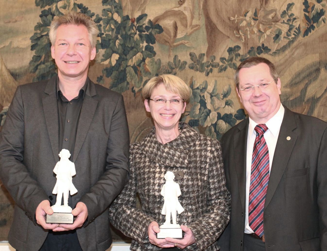Die Gewinner Ulrich Mller-Langhardt und Jutta Mller mit Stephan Eisel